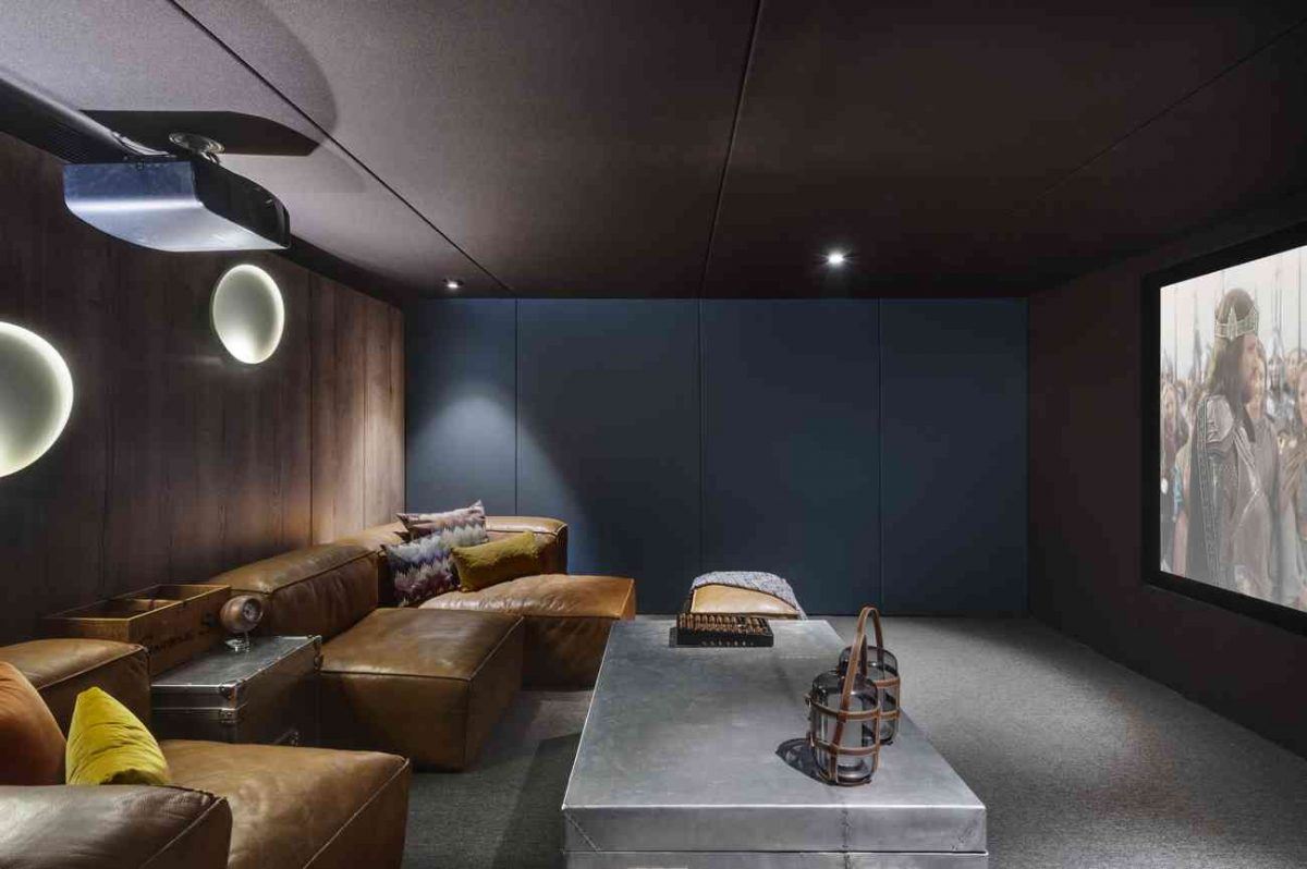 Simoene Architects Ltd – Central Israel חדר הקולנוע בתאורה מיוחדת בעיצובו של קמחי דורי